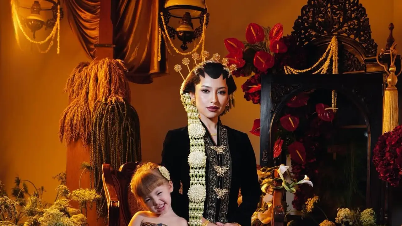 Pose Gemas Kamari di Foto Prewedding Jennifer Coppen, Paras Bule-nya Makin Manis Dibalut Kain Batik Jawa