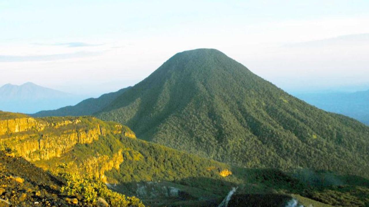 4. Gunung Gede Pangrango (3.026 mdpl)