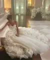 Untuk momen paling bersejarah dalam hidupnya, Taylor Swift memilih mengenakan gaun pengantin Christian Dior Haute Couture yang dirancang secara khusus oleh Jonathan Anderson, Creative Director Dior Women’s, Men’s, dan Haute Couture Collections. [Foto: X].