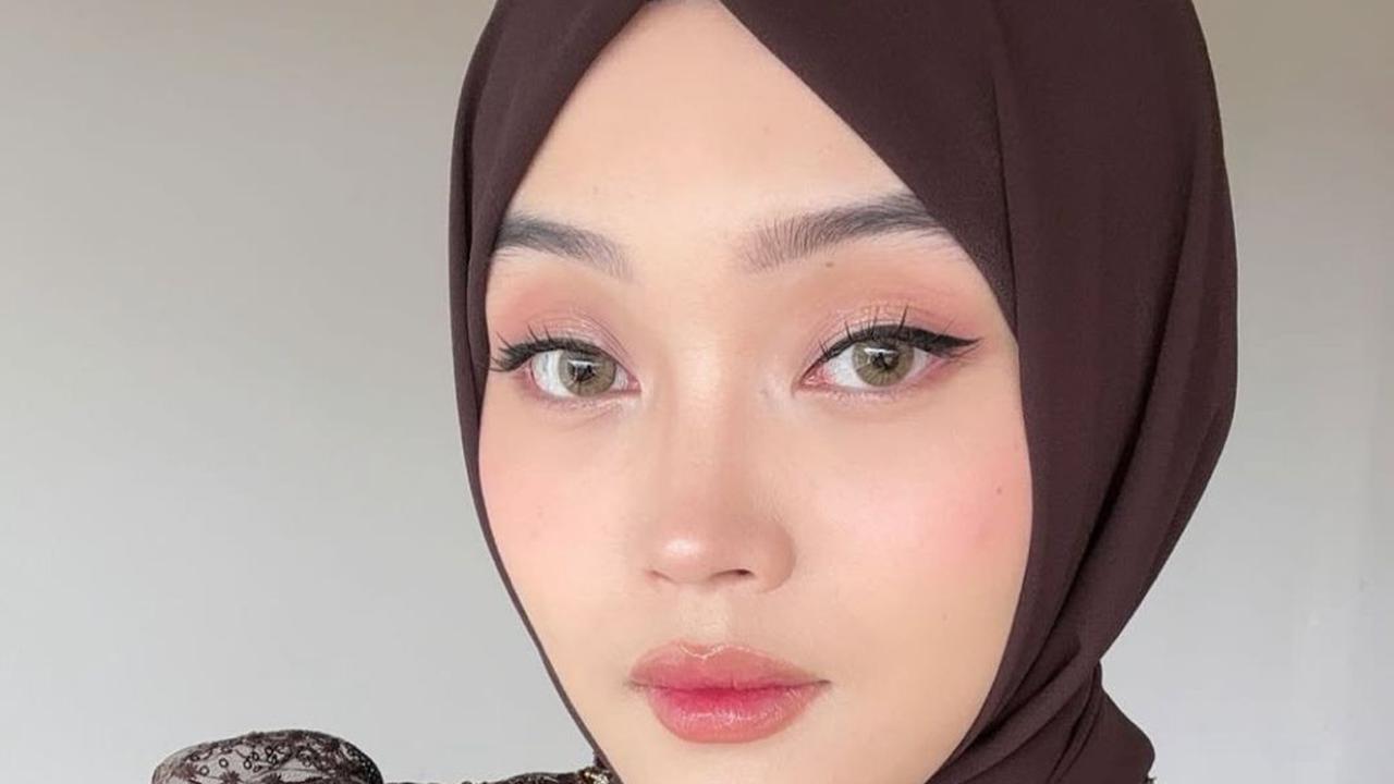 Elegan dalam Kebaya Cokelat, Putri Delina Tampil Memesona di Tasyakuran Mahalini