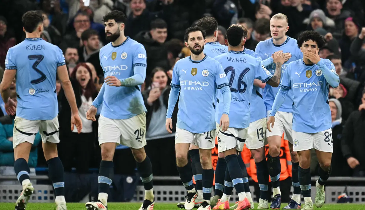 Pada menit ke-80, Manchester City kembali unggul lewat gol dari titik putih yang dicetak Erling Haaland. (Oli SCARFF/AFP)