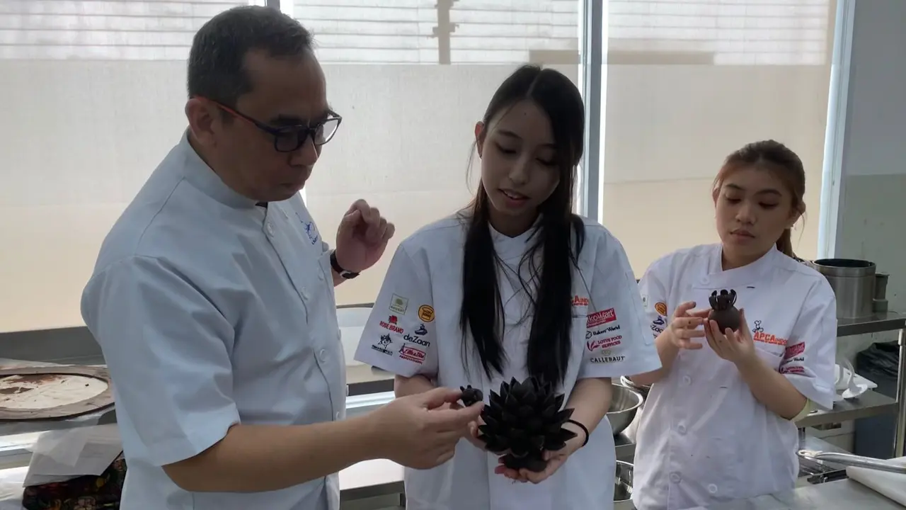 Chef Louis Tanuhadi, seorang executive pastry chef di APCA Indonesia sedang mengajarkan muridnya berkreasi dengan cokelat