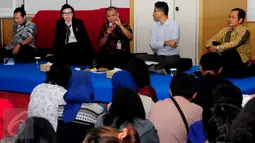 Agus Rahardjo (tengah) memberikan pemaparan saat diskusi dengan wartawan di Gedung KPK, Jakarta,Senin (29/2/2016). Diskusi membahas beberapa kasus yang sedang berjalan. (Liputan6.com/Helmi Afandi)