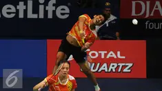 Ganda campuran Indonesia Alfian Eko Prasetya/Annisa Saufika melakukan smes ke arah Jacco Arends/Selena Piek (Belanda) saat laga babak kedua BCA Indonesia Open 2016, Jakarta, Kamis (2/6/2016). (Liputan6.com/Helmi Fithriansyah)