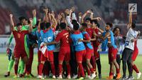 Pemain Timnas Indonesia U-19 merayakan kemenangan atas Uni Emirat Arab U-19 pada penyisihan Grup A Piala AFC U-19 2018 di Stadion GBK, Jakarta, Rabu (24/10). Indonesia unggul 1-0 dan melaju ke perempat final. (Liputan6.com/Helmi Fithriansyah)