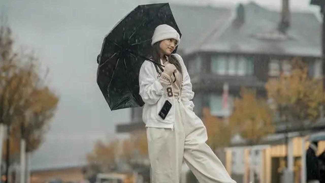 Potret Outfit Liburan Fuji yang Santai tapi Tetap Stylish, Cocok untuk Wanita Usia 20 Tahunan