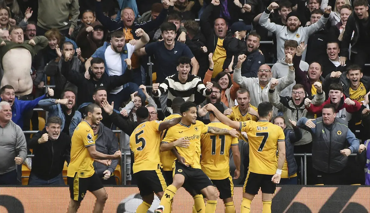 Para pemain Wolverhampton Wanderers merayakan gol yang dicetak oleh Hwang Hee-Chan ke gawang Manchester City pada laga Liga Inggris di Stadion Molineux, Minggu (1/10/2023). Gol-gol kemenangan Wolves dicetak lewat bunuh diri Ruben Dias dan aksi Hwang Hee-chan. Sedangkan, City sempat membuka asa meraih poin lewat gol Julian Alvarez. (AP Photo/Rui Vieira)
