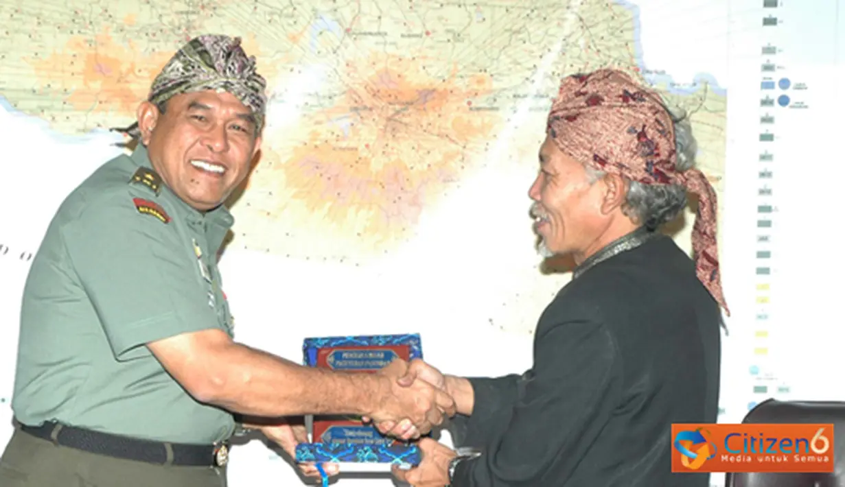 Citizen6, Bandung: Kasdam III / Siliwangi Brijen TNI Sudirman Kadir menerima audiensi Pengurus Paguyuban Pasundan, Cabang Kabupaten Cianjur, di Ruang Bina Yudha Makodam III / Siliwangi, Jalan Aceh 69 Bandung, Kamis (5/7). (Pengirim: Kodam3 Pendam).