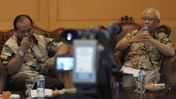 Wakil Ketua MPR Hidayat Nur Wahid (kiri) bersama ketua Dewan Pers Bagir Manan(kanan) menjadi pembicara dialog bertajuk "Membangun Komunikasi Politik dan Kebangsaan", Senayan, Jakarta, Senin (16/3/2015). (Liputan6.com/Andrian M Tunay)