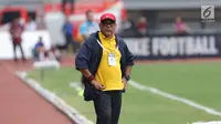 Pelatih Borneo FC, Iwan Setiawan saat mendampingi timnya di Stadion Patriot Candrabhaga, Bekasi, Rabu (20/9). Belum lama ini, nama Iwan Setiawan mencuat lantaran ucapannya terhadap pelatih Timnas U-19 Indra Sjafri. (Liputan6.com/Helmi Fithriansyah)