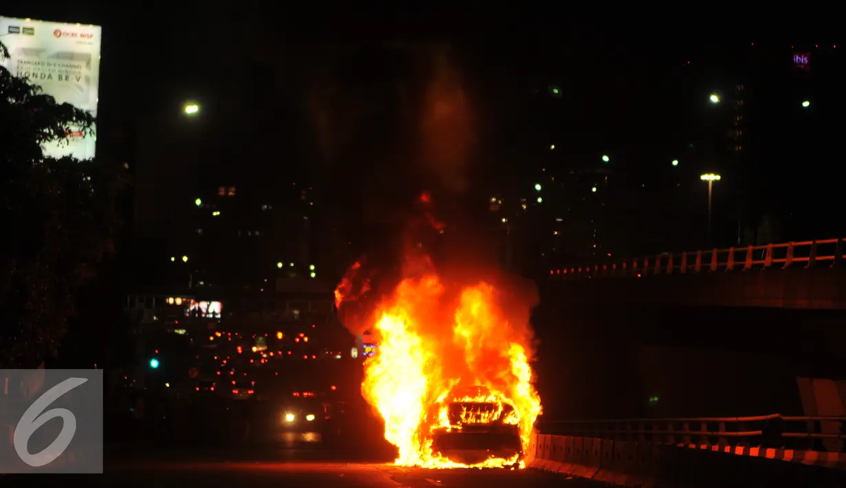 Sebuah mobil sedan Toyota Vios bernopol B 8006 XO terbakar di Jembatan layang Slipi, Jakarta, Rabu (17/5). Tidak ada korban jiwa dalam kejadian itu, namun kejadian itu mengakibatkan kemacetan panjang. (Liputan6.com/Gempur M Surya)