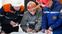 Regu penolong menggelar rapat usai terjadi ledakan di tambang batu bara Listvyazhnaya, Siberia. Dok: Governor of Kemerovo region press office photo via AP