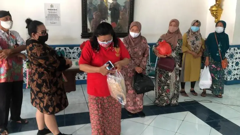 Yemmy Triana, ibu penari yang terkunci di dalam Keraton Solo menangis di Kori Kamandungan Keraton Solo, Sabtu (13/2/2021). (Solopos-Ichsan Kholif Rahman)