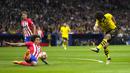 Pemain Atletico Madrid, Axel Witsel, berusaha mengadang tendangan pemain Borussia Dortmund, Karim Adeyemi, pada leg pertama perempat final Liga Champions di Stadion Metropolitano, Kamis (11/4/2024). (AP Photo/Manu Fernandez)
