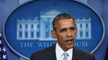  Presiden AS Barack Obama memberikan pernyataan terkait serangan bom di Perancis, Jumat (13/11/2015). Obama mengatakan, aksi kekerasn di Paris merupakan sebuah serangan terhadap kemanusiaan. (AFP Photo/Jim Watson)