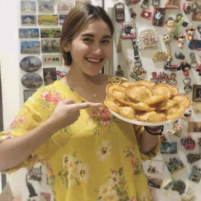 Potret Ayu Ting Ting di Saat Memasak