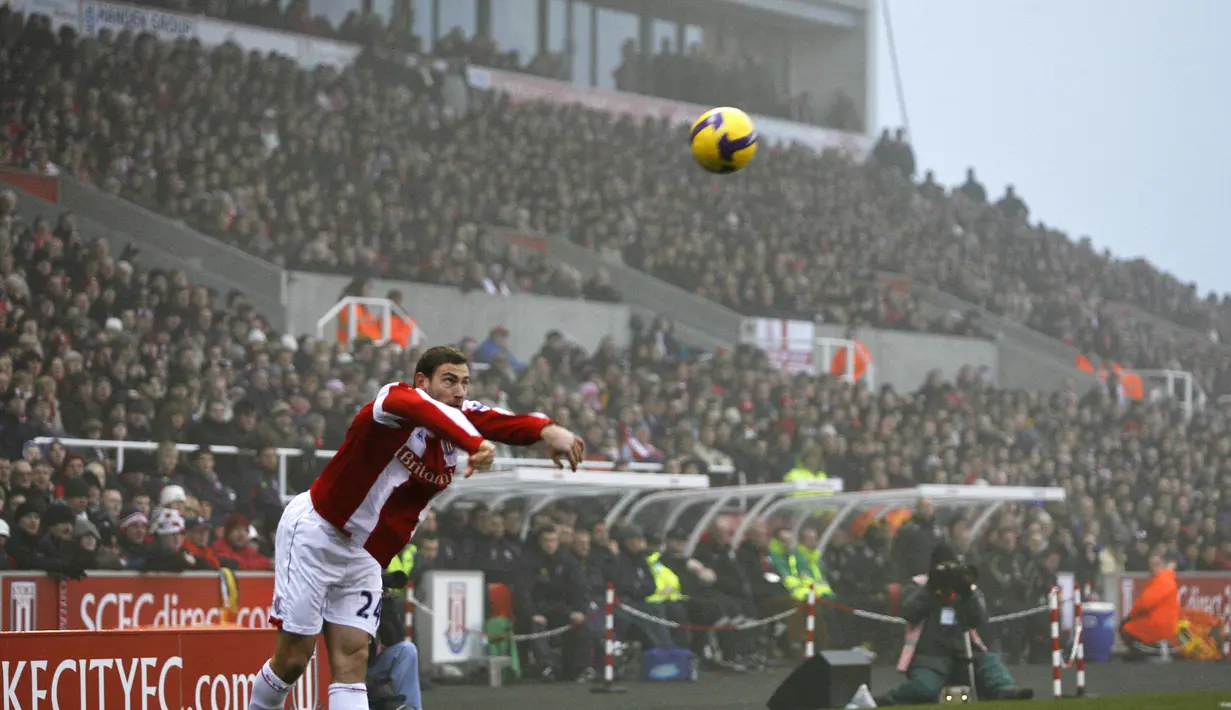 Pemain Stoke City, Rory Delap sempat menjadi juara lempar lembing saat SMA. Ia mendapat predikat King of Throw-in lewat aksi-aksinya. (AFP/Ian Kington)