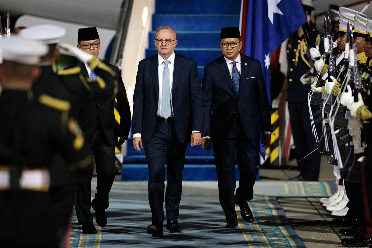 FOTO: PM Australia Anthony Albanese Tiba di Jakarta Disambut Menlu dan Menteri Investasi