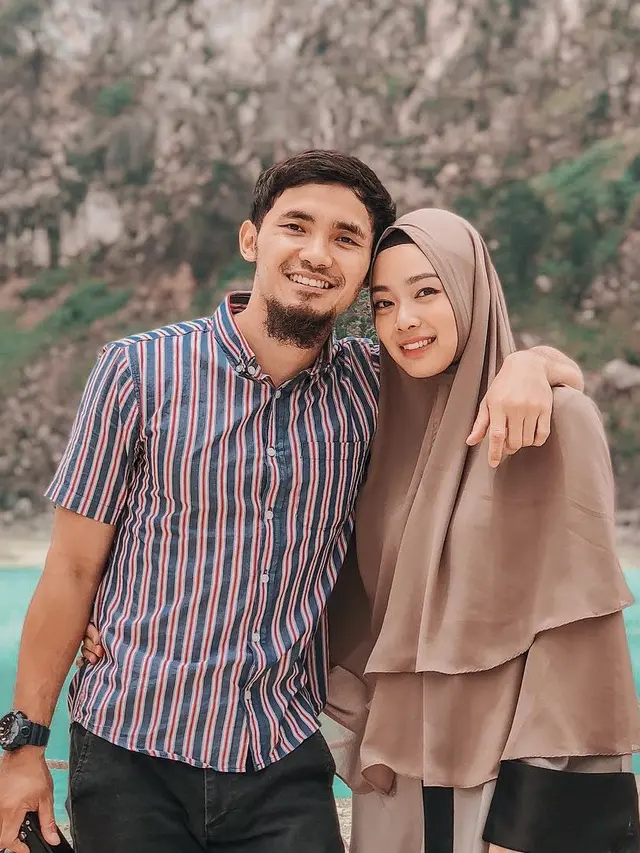 Potret mesra Lindswell Kwok dan Achmad Hulaefi