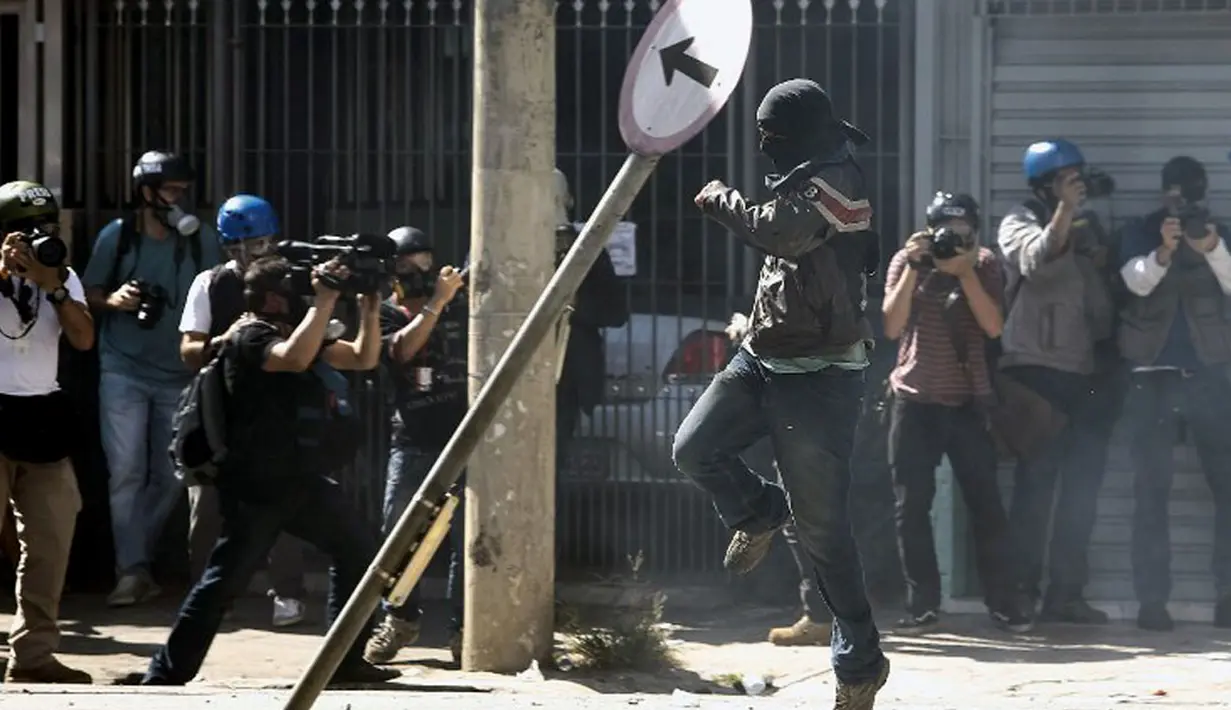 Rambu lalu lintas yang ada di Sao Paolo, Brasil, menjadi korban perusakan oleh sejumlah demonstran yang melakukan aksi unjuk anti Piala Dunia, (12/6/2014). (AFP PHOTO/Miguel Shincariol)