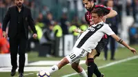 Penyerang Juventus, Paulo Dybala (depan), berjibaku kontra bek AC Milan, Ricardo Rodriguez, Sabtu (6/4/2019), di Juventus Stadium.  (AFP / Isabella Bonotto)