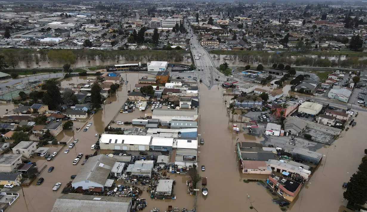 Foto udara menunjukkan sebagian besar Kota Pajaro, California, Monterey County, terendam air banjir tepat di seberang Sungai Pajaro dari Watsonville, California, Amerika Serikat, 12 Maret 2023. Cuaca yang tidak bersahabat masih menyelimuti sebagian besar negara bagian California. (Shmuel Thaler/The Santa Cruz Sentinel via AP)