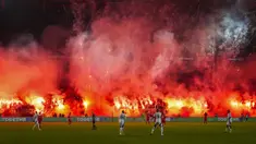 Pendukung FC Twente menyalakan suar dan kembang api menjelang dimulainya babak kedua pertandingan Liga Europa 2024/2025 melawan Besiktas di De Grolsch Veste stadium, Enschede, Belanda, Jumat (31/01/2025) dini hari WIB. (AP Photo/Peter Dejong)