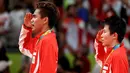 Tontowi Ahmad dan Liliyana Natsir saat memberikan hormat kepada sang Merah Putih serta menyanyikan lagu kebangsaan Indonesia Raya setelah meraih emas ganda campuran bulutangkis Olimpiade Rio 2016. (Reuters/Mike Blake)