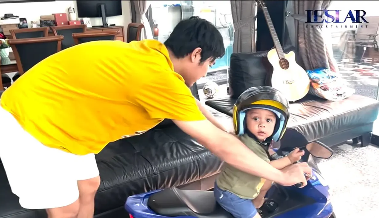 Gaya Abang L yang tak kalah menarik perhatian warganet. Naik  motor-motorannya dengan helm menempel di kepala. [Youtube/Leslar Entertainment]