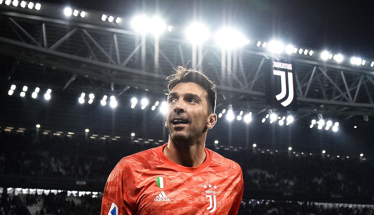 5. Gianluigi Buffon (Juventus) - Pria asal Italia menjadi kiper tertua yang masih eksis di Liga Champions. Di usianya yang telah menginjak 42 tahun, Buffon masih berpeluang mengangkat trofi Si Kuping Besar bersama Juventus. (AFP/Marco Bertorello)
