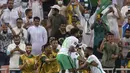Para pemain Arab Saudi melakukan selebrasi usai mengalahkan Jepang 1-0 dalam laga kualifikasi grup B zona Asia Piala Dunia Qatar 2022 di Stadion King Abdullah Sports City, Jeddah, Arab Saudi, Kamis (7/10/2021). (AP Photo)