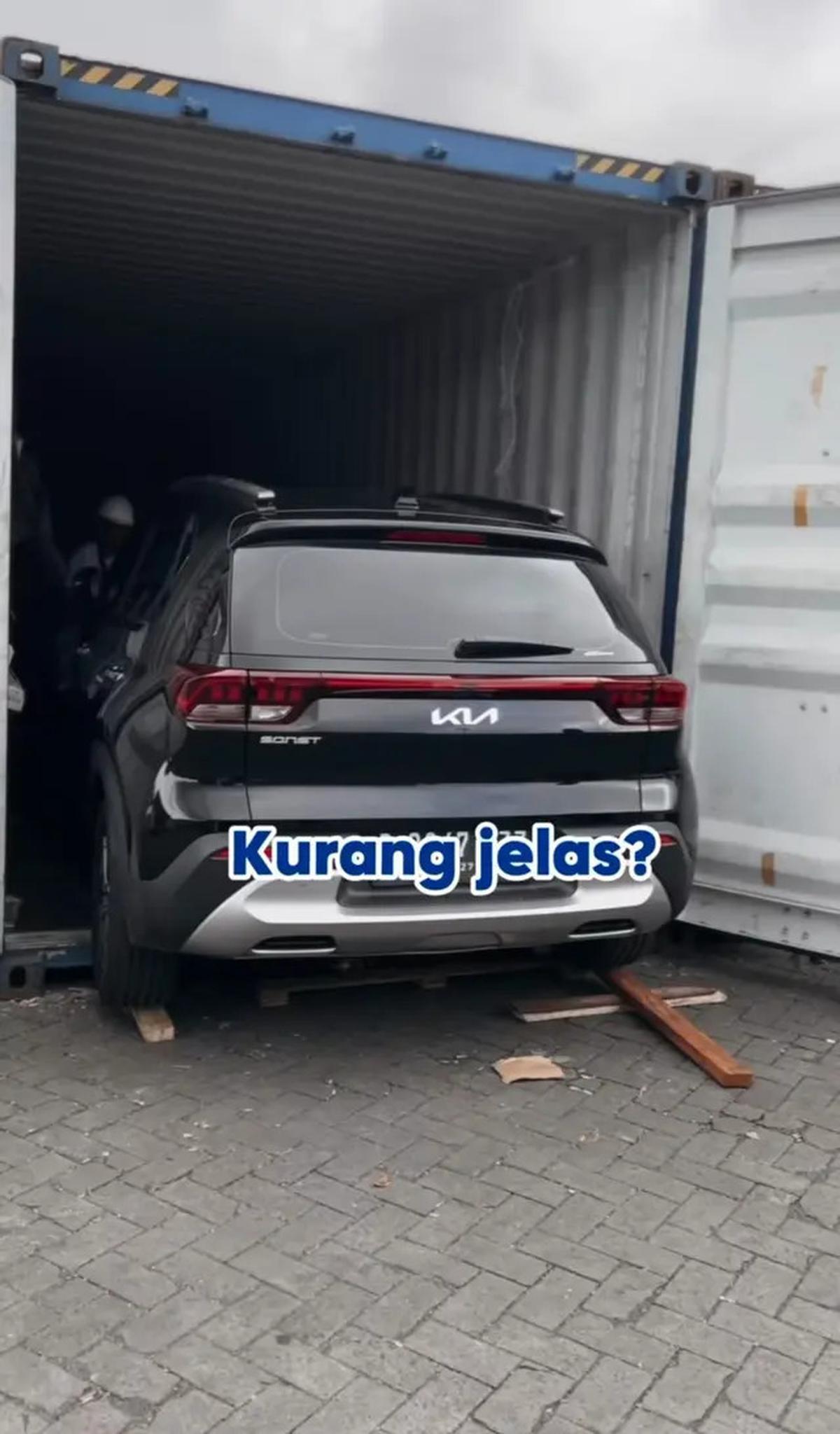 7 Potret Harini Sondakh Pulang Kampung Manado, Rela Bawa Mobilnya Pakai Kargo