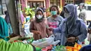 Warga mengantre untuk membeli sembako murah di Bazar Sembako Murah di Kecamatan Ciledug, Kota Tangerang, Senin (12/9/2022). Bazar sembako murah untuk masyarakat umum tersebut di gelar untuk menyiasati kenaikan harga BBM. (Liputan6.com/Angga Yuniar)