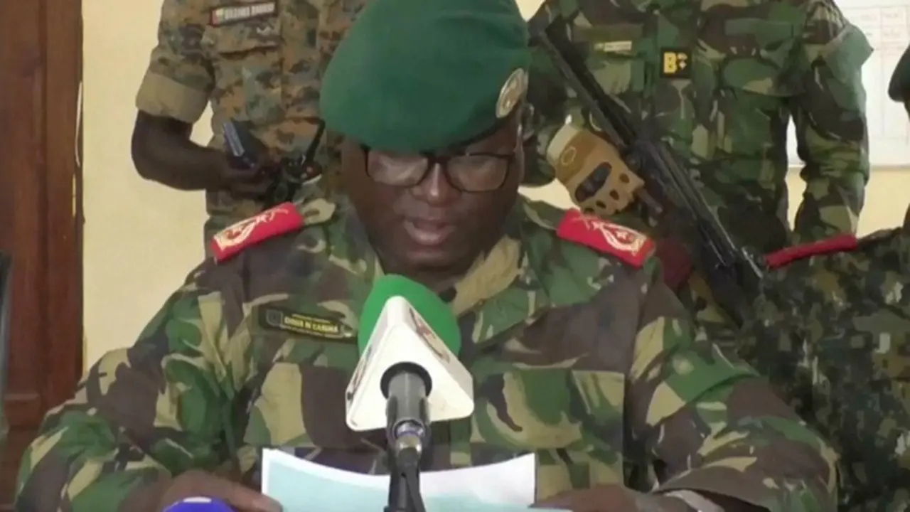 Juru bicara militer Guinea-Bissau Dinis N'Tchama saat mengumumkan pengambilalihan kekuasaan pada Rabu (26/11/2025).