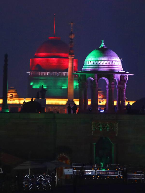 Istana Kepresidenan India bermandikan cahaya pada akhir upacara Beating Retreat di Raisina Hills, pusat kekuasaan pemerintah, New Delhi, India, Jumat (29/1/2021). Upacara tersebut menandai akhir dari perayaan Hari Republik tahunan. (AP Photo/Manish Swarup)