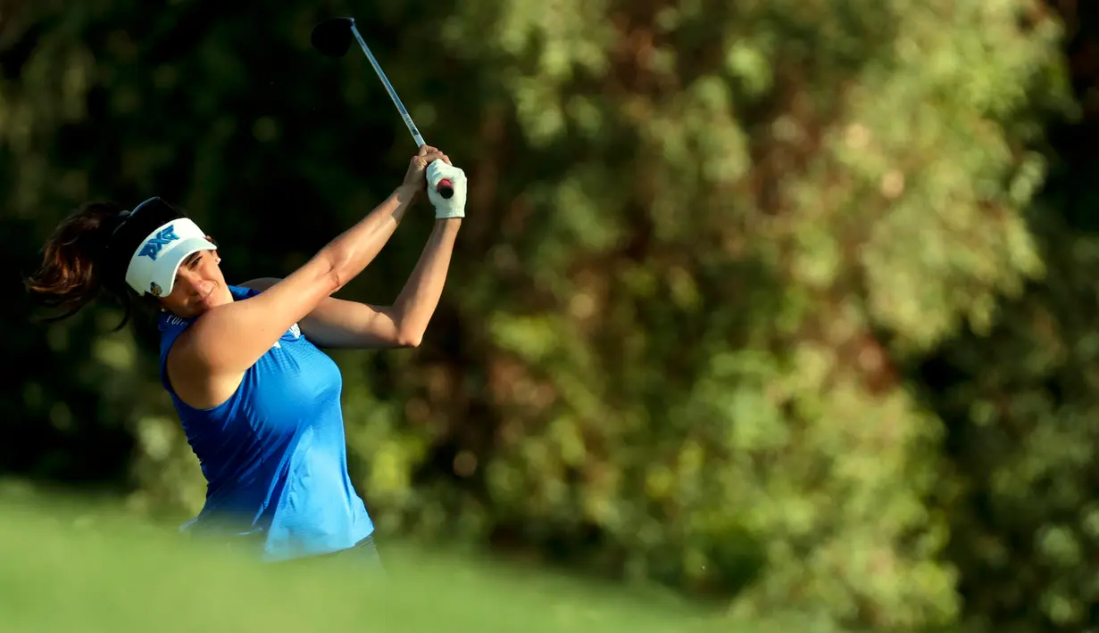 Pegolf wanita asal AS, Gerina Piller memukul bola selama putaran pertama turnamen LPGA Tour ANA Inspiration 2017 di Mission Hills Country Club, Rancho Mirage, California (1/4). (AP Photo / Chris Carlson).