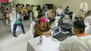Petugas kesehatan mendata guru sebelum menjalani vaksinasi COVID-19 di SMA 70, Jakarta, Rabu (25/2/2021). Sebanyak 600 orang dari profesi guru, tenaga kependidikan, dan dosen akan divaksin COVID-19 hari ini. (Liputan6.com/Faizal Fanani)