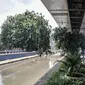 Kendaraan melintas dekat lokasi banjir di Jalan RE Martadinata, Ancol, Jakarta, Selasa (9/11/2021). Banjir disebabkan oleh meluapnya Kali Ciliwung Gunung Sahari dan ditambah fenomena air pasang laut yang terus terjadi. (merdeka.com/Iqbal S. Nugroho)