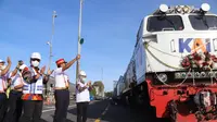 Angkutan logistik Kereta Api Terminal Petikemas Surabaya (TPS) - Stasiun Kalimas kembali beroperasi. (Dian Kurniawan/Liputan6.com)