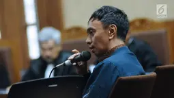 Terdakwa dugaan suap pemberian opini WTP laporan keuangan Kemendes PDTT, Ali Sadli menjawab pertanyaan JPU pada sidang lanjutan di Pengadilan Tipikor, Jakarta, Jumat (2/2). Sidang ini beragendakan pemeriksaan terdakwa. (Liputan6.com/Helmi Fithriansyah)