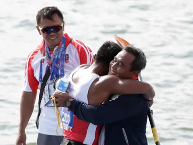 Atlet kano Indonesia, Maizir Ryondra, melakukan selebrasi usai tampil pada nomor Men's K1 1000 meter SEA Games 2019 di Subic Bay, Filipina, Jumat (6/12/2019). Maizir berhasil meraih medali emas dengan catatan waktu 3 menit 55,841 detik. (Bola.com/M Iqbal Ichsan)