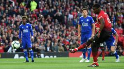 Paul Pogba. Gelandang Prancis berusia 29 tahun yang baru saja meninggalkan Manchester United untuk bergabung kembali dengan Juventus di awal musim 2022/2023 ini menjadi pencetak gol pembuka di Liga Inggris musim 2018/2019 saat MU mengalahkan tamunya Leicester City 2-1 (11/8/2018). Ia menjadi pencetak gol pertama MU dalam laga tersebut melalui eksekusi penalti pada menit ke-3. Satu gol lainnya dicetak Luke Shaw pada menit ke-83, sementara satu-satunya gol The Foxes dicetak Jamie Vardy pada masa injury time babak kedua. (AFP/Oli Scarff)