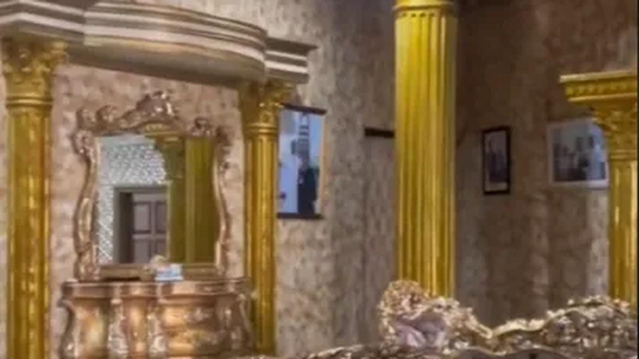 Di bagian dalam rumah juga tampak juga pilar-pilar penyangga besar berwarna emas. Belum lagi dengan lampu yang begitu mewah. Potretnya seperti di sebuah istana.