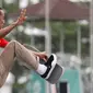 Skateboarder Indonesia,  Pevi Permana Putra saat tampil dalam final taman putra Asian Games 2018 di arena roller sport Jakabaring, Palembang, Rabu (29/8). Pevi meraih medali perunggu dengan mengoleksi 67,00 poin. (AP/Vincent Thian)