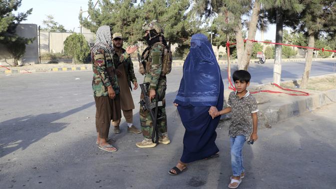 Pasukan Taliban berjaga di pos pemeriksaan dekat gerbang Bandara Internasional Hamid Karzai, Kabul, Afghanistan, Sabtu (28/8/2021). Taliban menutup akses menuju Bandara Kabul bagi sebagian besar calon pengungsi untuk mencegah kerumunan setelah serangan bom bunuh diri. (AP Photo/Wali Sabawoon)