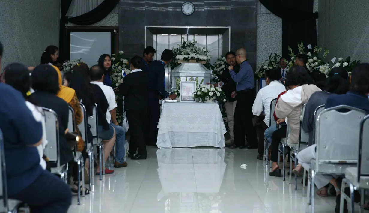 Suasana langit mendung mengiringi proses kremasi pria yang mengawali kariernya dari juru kamera ini. Sebelum dikremasi, diadakan prosesi kebaktian dan penghormatan terakhir. (Nurwahyunan/Bintang.com)