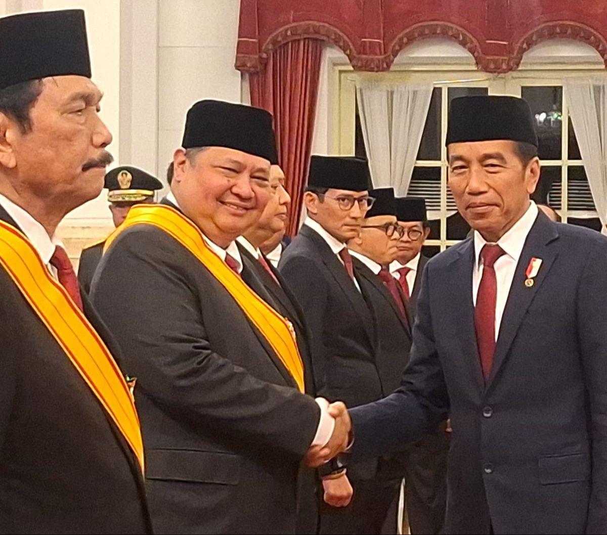 Menko Bidang Perekonomian Airlangga Hartarto tersenyum semringah ketika menerima tanda kehormatan dari Presiden Joko Widodo atau Jokowi di Istana Negara, Jakarta, Rabu (14/8/2024). Presiden Jokowi menganugerahkan&nbsp;tanda kehormatan kepada tokoh yang di