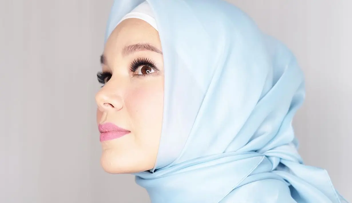 Dewi Sandra membuktikan bahwa berhijab bukanlah sebuah halangan dalam kiprahnya di dunia film. (instagram/dewisandra)