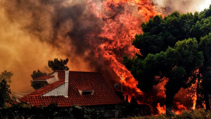 Kebakaran hutan dalam skala besar terjadi di sekitar ibukota Yunani, Athena, mengakibatkan setidaknya 20 orang tewas. (AFP/Valerie Gachel)