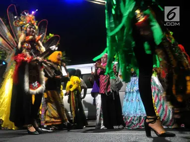 Peserta mengikuti pawai pada pagelaran Semarang Night Carnival (SNC) 2019 di ruas Jalan Imam Bonjol, Rabu (3/7/2019). Parade festival kesenian dan budaya bertajuk Pelangi Nusantara tersebut diiikuti sebanyak 4.128 peserta. (Liputan6.com/Gholib)